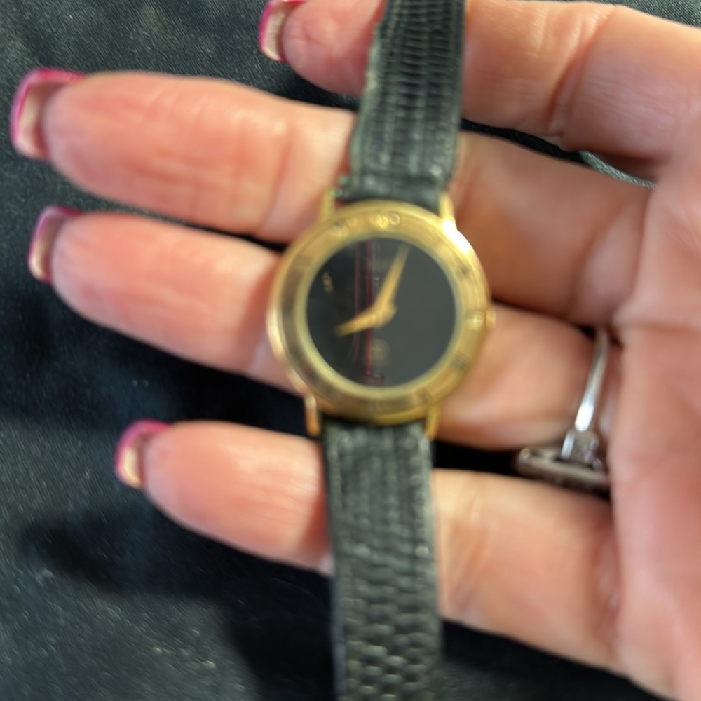 Gucci vintage watch Swiss quartz well loved needs battery - Picture 9 of 11